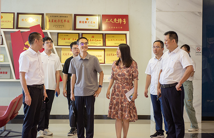 宜興市總工會領(lǐng)導(dǎo)一行蒞臨寶安電纜指導(dǎo)創(chuàng)建職工創(chuàng)新工作室